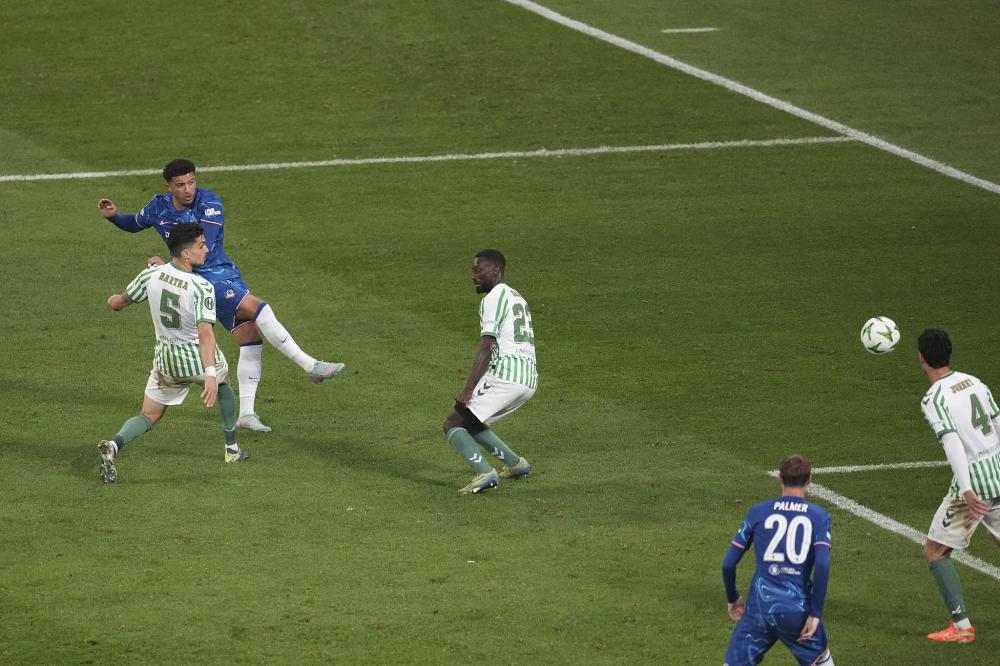 心系老东家，维尼修斯晒穿达尼洛弗拉门戈13号球衣打游戏